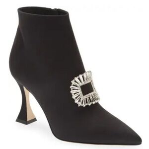 Manolo Blahnik
Cantita 90 Embellished Buckle Satin Booties
